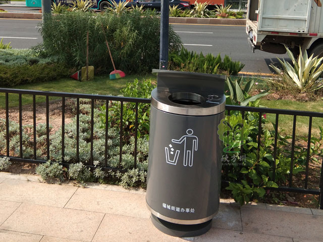 市政道路其他垃圾收集容器-其他垃圾桶戶外馬路擺放實景圖